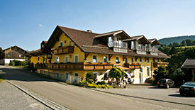 Der Landgasthof Anleitner von außen - ein gepflegtes, gelbes Gebäude mit vielen Balkonen